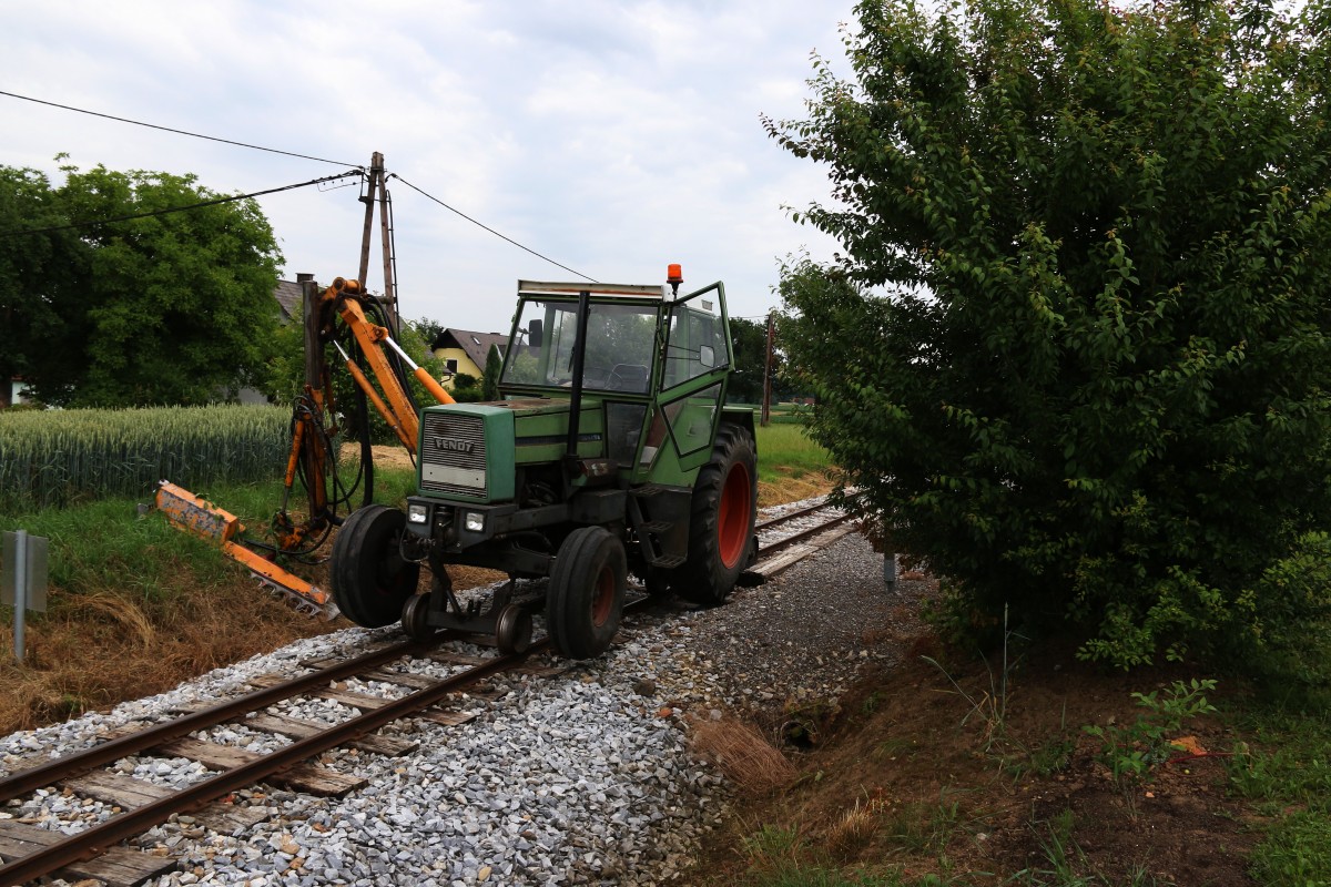 Lange Jahre musste die Vegetation entlang der Stainzer Lokalbahn mühevoll von einem Niederflurwagen aus geschnitten werden. Erst seit einigen Jahren gibt es diesen 2-Wege Traktor der Mühelos dem Grünzeug Einhalt gebietet. Herbersdorf am 15.06.2015