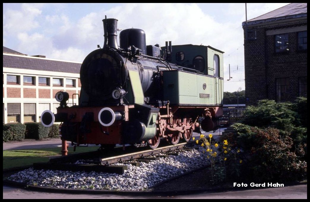Lange Jahre stand die ehemalige Zechenbahn Tenderlok  Pörtingsiepen  als Denkmal Lok am Eingang zum RAG Depot in Gladbeck West. Am 6.10.1989 war sie dort noch anzutreffen. 