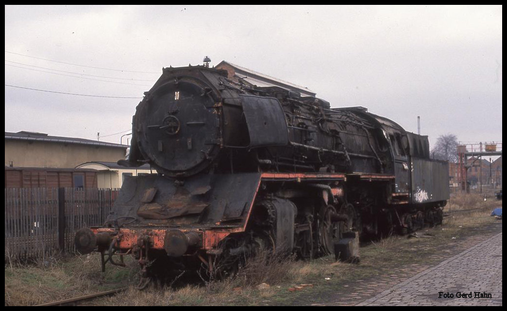 Lange Jahre stand diese stark geplünderte 503575 auf einem Abstellgleis im Bahnhof Klostermansfeld.
Am 18.2.1993 lichtete ich sie wieder einmal ab.