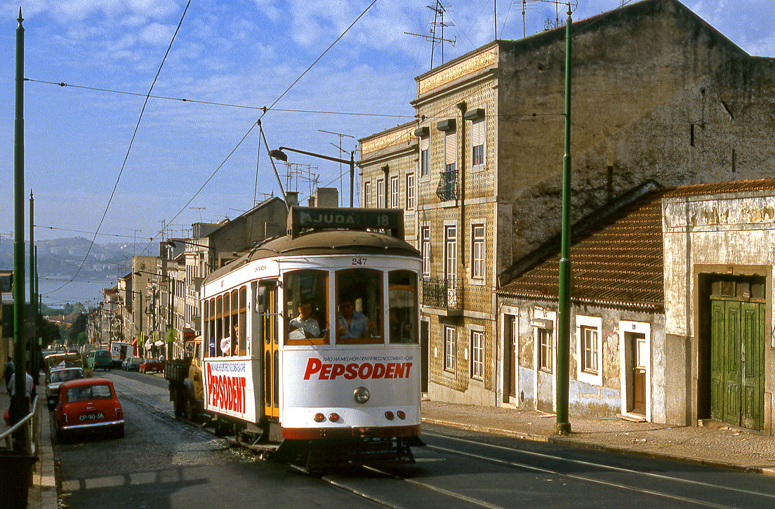 Lange steile Abschnitte hat die Linie 18 nach Ajuda im Westen Lissabons. Einen guten Blick auf den Tejo hat man von der Calada da Ajuda. Tw 247 hat am 11.09.1990 noch etwa 1000m bei 50 Hhenmetern bis zur Endschleife. Alleine der Sound, wenn die Wagen sich den Berg hinauf bemhen ist ein Erlebnis. (Videos von 1991 bei Youtube unter  Lisboatram )