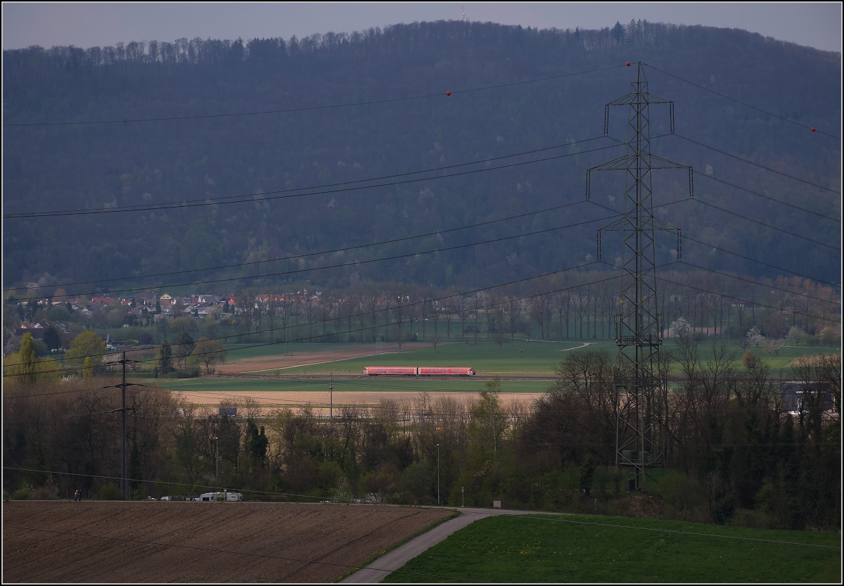 Lange wird es die 611er nicht mehr in Betrieb geben. Aus der Schweiz betrachtet ist der Triebzug winzig vor der Kulisse des Dinkelbergs. Herten, April 2017.
