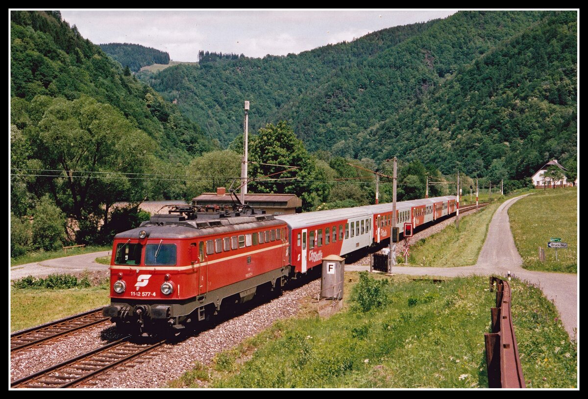 Lange Zeit beherrschten Wendezuggarnituren + 1142 den Nahverkehr zwischen Bruck/Mur und Graz Hbf. Hier zu sehen 1142 577 mit R4021 zwischen Bruck/Mur und Pernegg am 29.05.2002. Heute wird diese Linie als S1 bezeichnet und es fahren nur mehr Triebwagen.