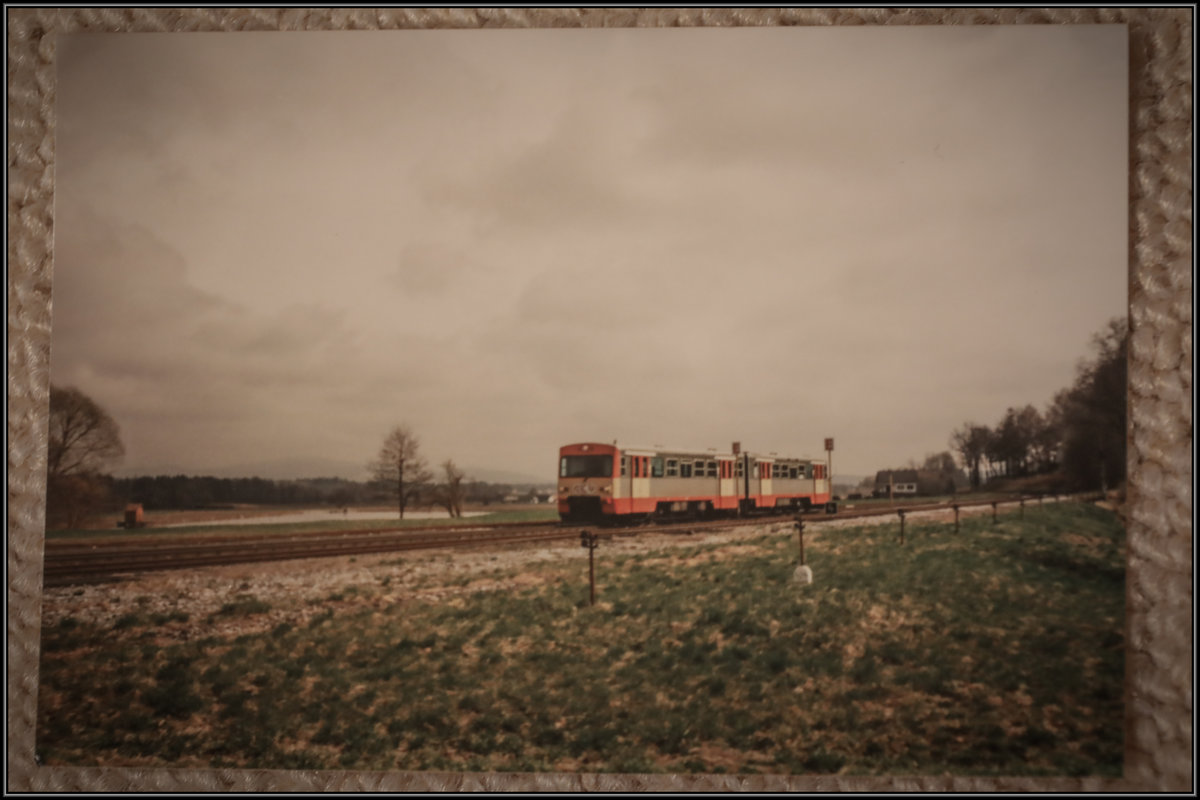 Lange Zeit hat sich im Bahnhof Bergla ein altes Hebelstellwerk behauptet. 
Hier im Bild Vordergrund sieht man noch die Stelldrähte für die Weiche am Östlichen Bahnhofsende. 
90iger Jahre in der Weststeiermark 