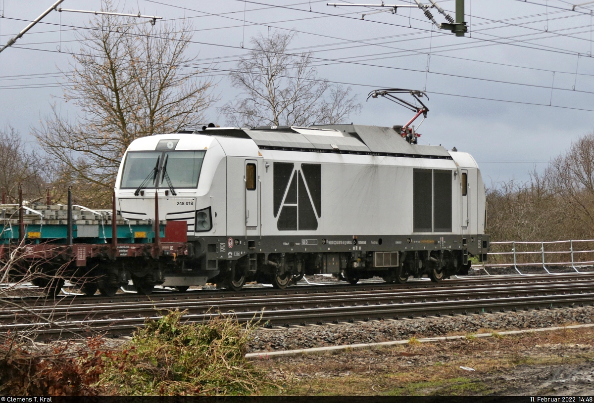 Lange Zeit kam nichts, dann musste alles gleichzeitig fahren.
So lief 248 018-4 (Siemens Vectron Dual Mode) im Bahnhof Angersdorf zunächst unbemerkt auf die S7 nach Lutherstadt Eisleben auf und musste auf Gleis 4 warten. Am Haken hatte sie Betonteile auf Flachwagen. Mit einem Teleschuss von der Ladestraße gelang noch eine späte Aufnahme.

🧰 Paribus Rail Portfolio III GmbH & Co. KG, vermietet an die TRIANGULA Logistik GmbH
🕓 11.2.2022 | 14:48 Uhr