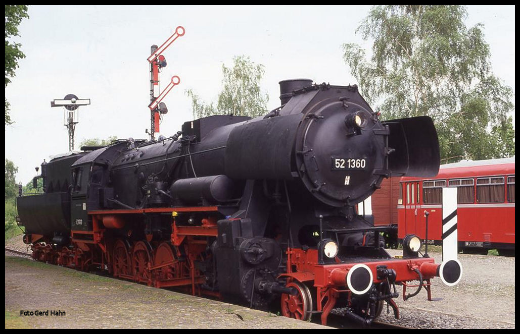 Lange Zeit stand die ehemalige DR Dampflok 521360 abgetrennt vom Durchgangsgleis als Denkmal im Bahnhof Vienenburg. Ich nahm sie hier am 19.5.1991 letztmals dort auf.