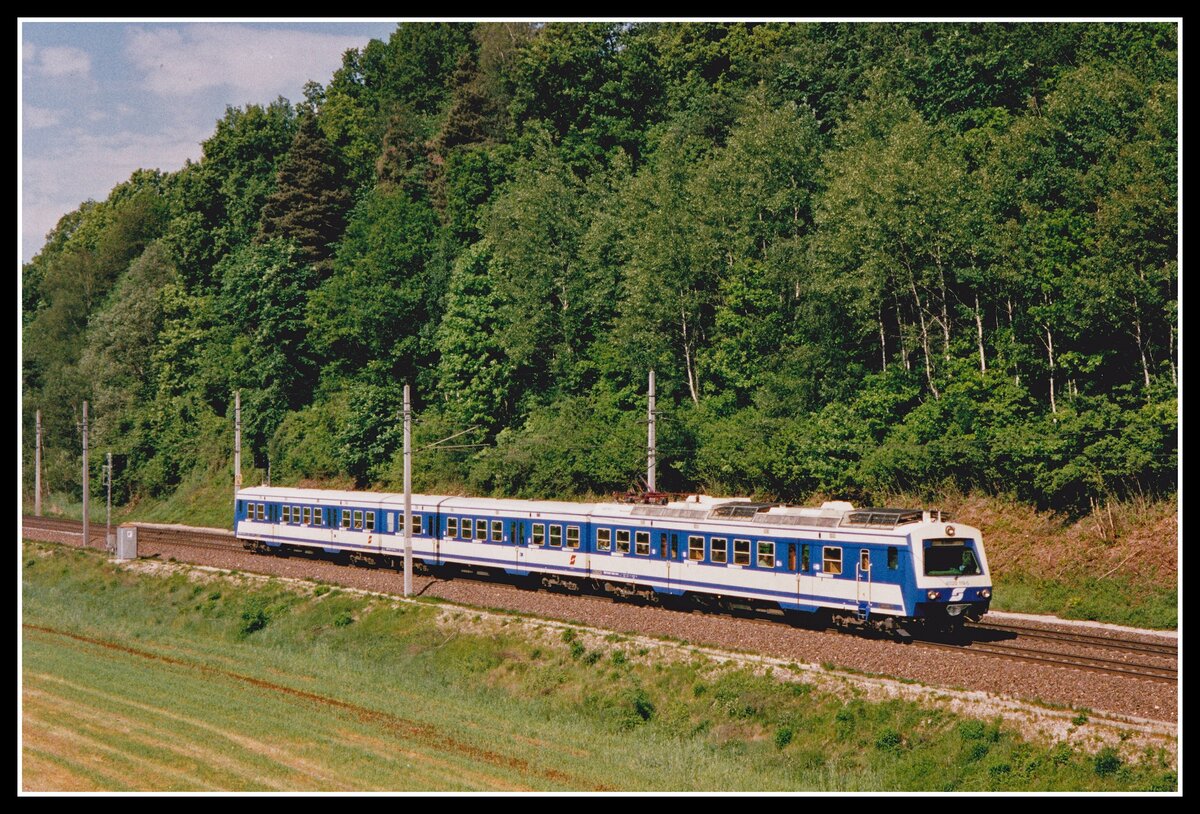 Lange Zeit waren auch Triebwagen der Reihe 4020 in Tirol eingesetzt, erst später wurden alle im Wiener Raum zusammengezogen. Am 14.05.2002 ist der 4020 119 als R5108 bei Terfens zu sehen.