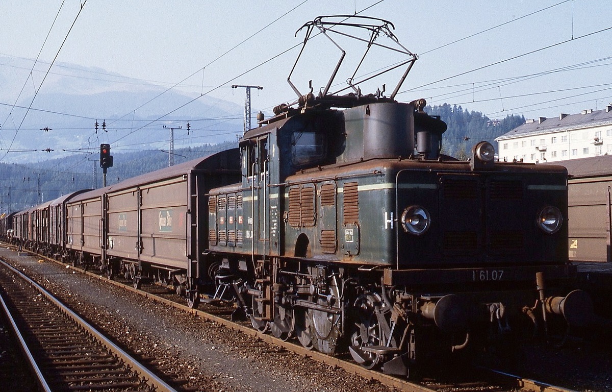 Lange Zeit wurden Lokomotiven der Reihe 1161 für den Rangierdienst im Bahnhof Spittal-Millstättersee eingesetzt, wie hier Anfang der 1980er Jahre die 1161.07 