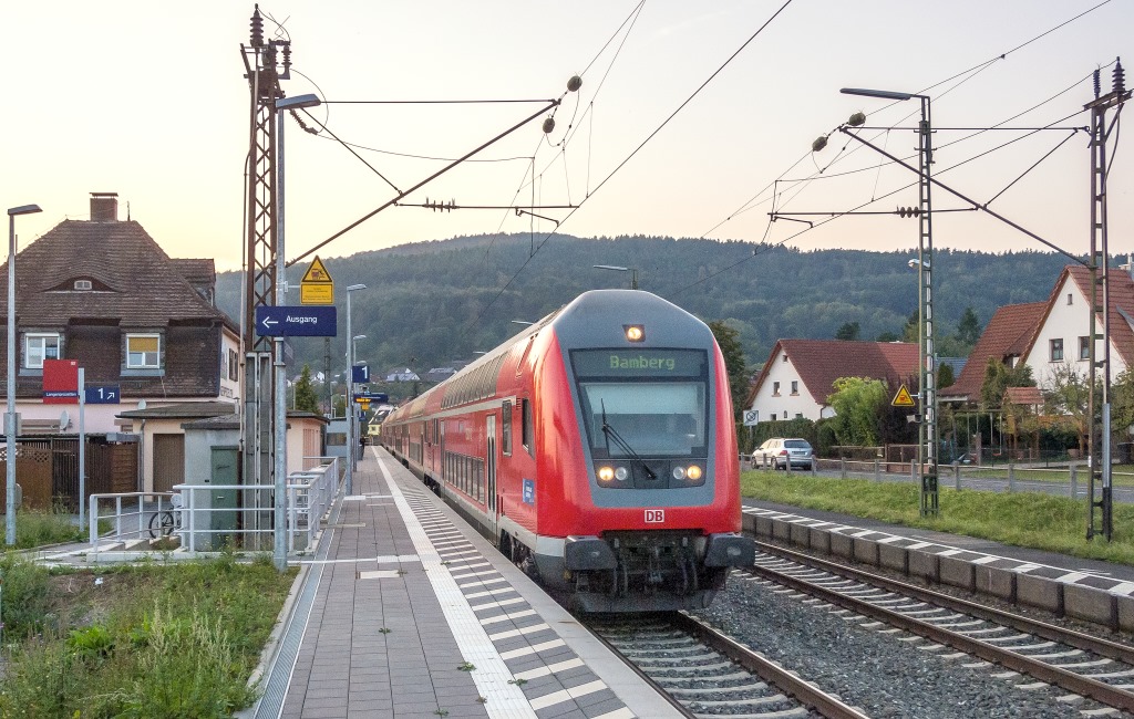 Langenprozelten am 1.10.16: Auf Gleis 1 fährt der Doppelstock-RE nach Bamberg ein.