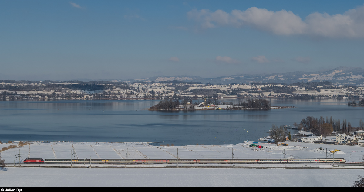 Langer EW-IV-Pendel als IC Zürich - Chur am 6. Januar 2017 bei Pfäffikon SZ.