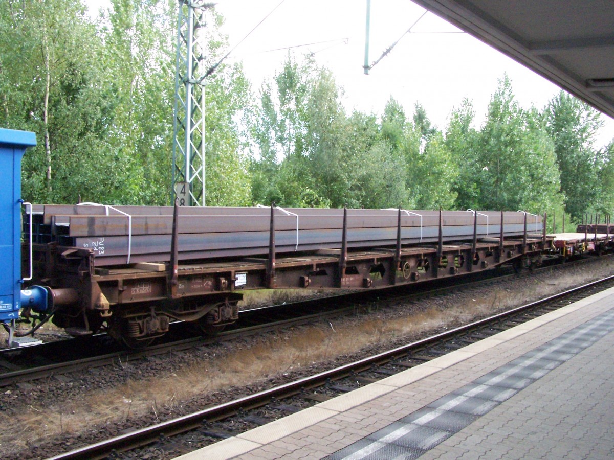 Langer Flachwagen der CFL , Nr. 81 82 351 0 108-1 CFL Rbs  (Zeichen b wegen  größerer Ladelänge als der Standard-Vierachser - Ladelänge 238,m und Lüp 25,24m).  Beladen mit Stahlprofilen trotzdem in leichter Überlänge. Eingestellt einen gemischten Güterzug, Braunschweig Hbf. 13.8.2008