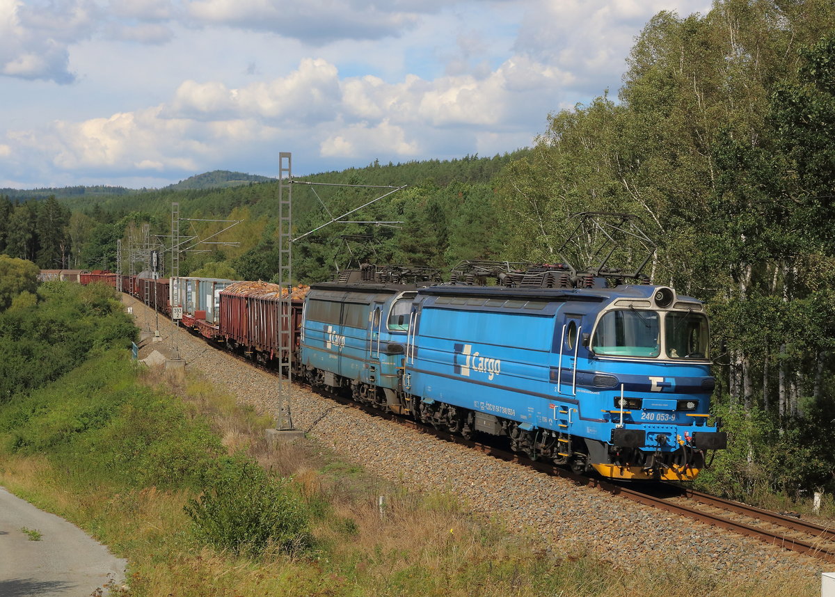 Langer Mischer unter der Bezeichnung Pn 60201 laufend mit 240 053 und 240 ... bei Rebri im Mlztal. Aufgenommen bei sonnigem Spätsommerwetter am 03.09.2020