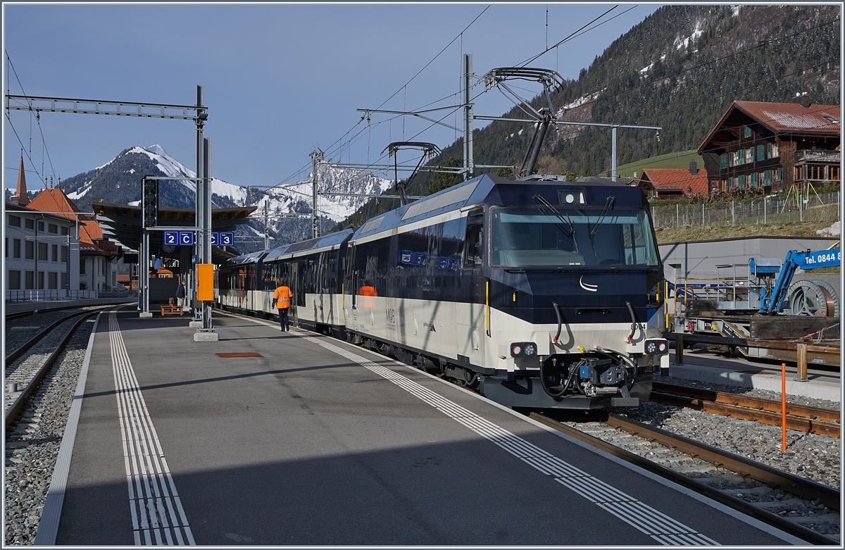 Langfristig ist geplant, die beiden verbleibenden MOB Ge 4/4 8001 und 8004 in Pendelzügen mit Panoramic Wagen einzusetzen. Zur Zeit sind aber die dafür benötigen Steuerwagen noch nicht hergerichtet, und so verkehren die Lok vor  normalen , jedoch bereits mit automatischer Kupplung ausgerüsteten Wagen. 
Durch den Baubedingten Streckenunterbruch (19.3 - 1.6.2018) Château d'Oex - Montbovon müssen die Züge jeweils umfahren werden, wobei die automatische Kupplung das Manöver deutlich vereinfacht.
Die MOB Ge 4/4 8004 wartet mit dem  Belle Epoque  2214 auf den Busanschluss von Montreux und seine Abfahrt um 10:00.
2. April 2018