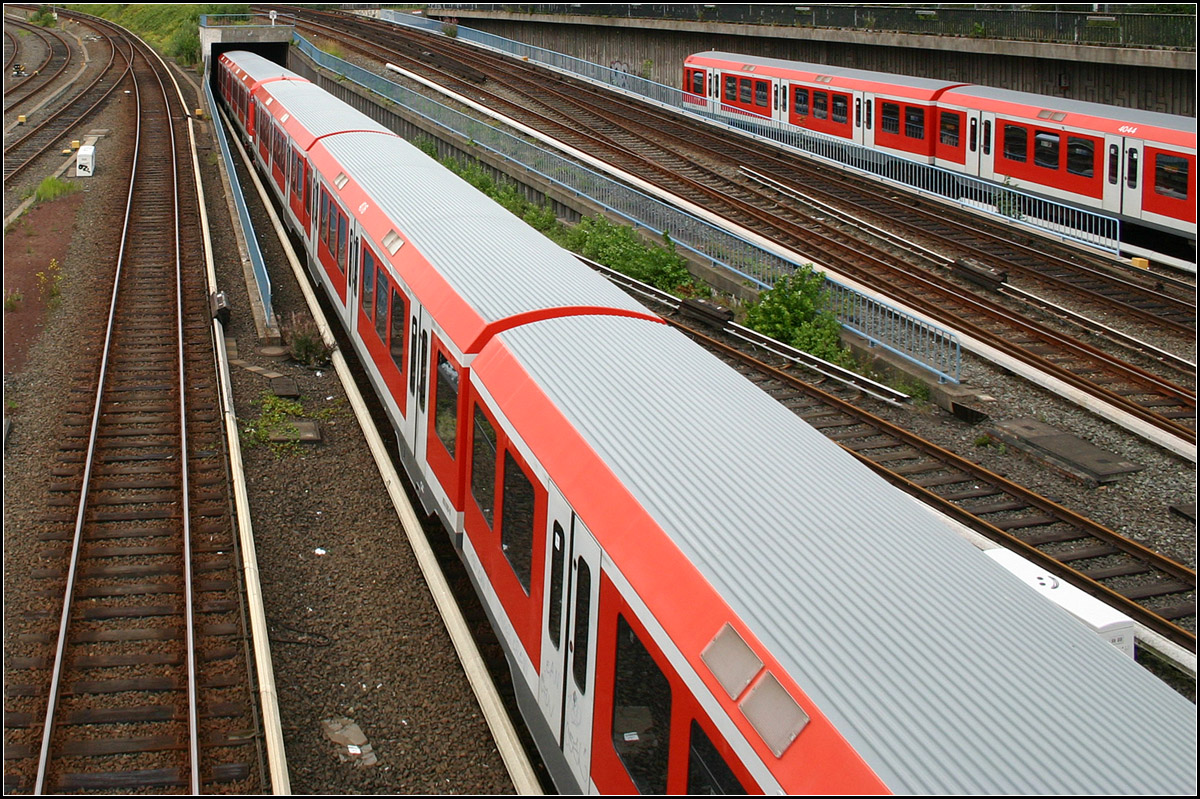 Langgezogen -

Blick auf das Dach einer Hamburger S-Bahn zwischen der Tunnelausfahrt des Innenstadttunnels und der Ernst-Merck-Brücke am Hauptbahnhof.

10.08.2005 (M)