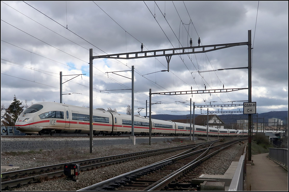 Langgezogen und neben dem Rahmen -

ICE 3 auf der Basler Verbindungsbahn kurz vor der Schwarzwaldbrücke über den Rhein.

Auf Fototour mit Olli, 07.03.2019 (M)