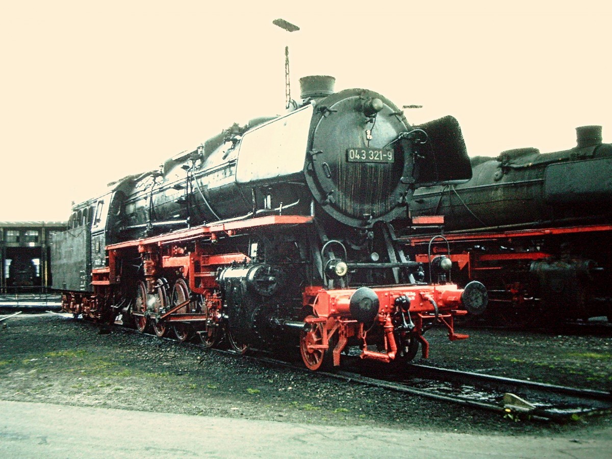 Lang,lang ist's her: Ein historisches Foto einer ölgefeuerten DB-44. Das Foto von diesem Jumbo 043 321 habe ich im Juli 1976 bei einer damals sehr gut besuchten Besichtigung des Bw Rheine gemacht. Damals wimmelte es überall in Rheine und Emden sowie an der Strecke von Eisenbahnfreunden,war doch das Ende des planmäßigen Einsatzes aller DB-Dampfloks nur noch 1 Jahr entfernt. Hier im hohen Norden liefen noch die letzten 41 (042 Öl) und 44 ( 044 Kohle / 043 ÖL) im Plandienst! 
