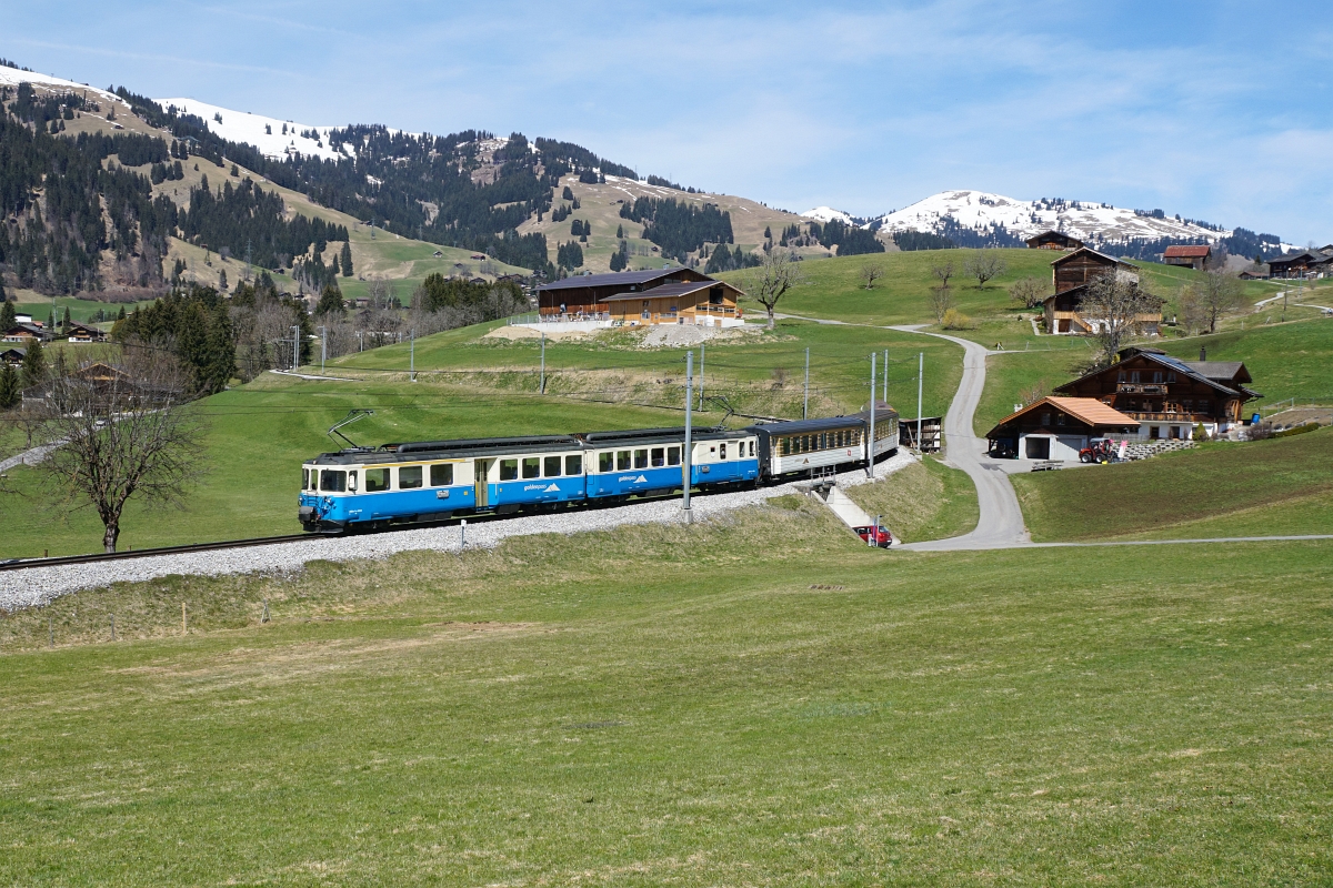 Langsam aber sicher neigt sich das Leben der ABDe 8/8 dem Ende zu. Grund genug, diese noch ein paar mal abzulichten. Am 12.04.2015 konnte ich den ABDe 8/8 4004 mit dem R 2221 unterhalb von Gruben im Bild festhalten.