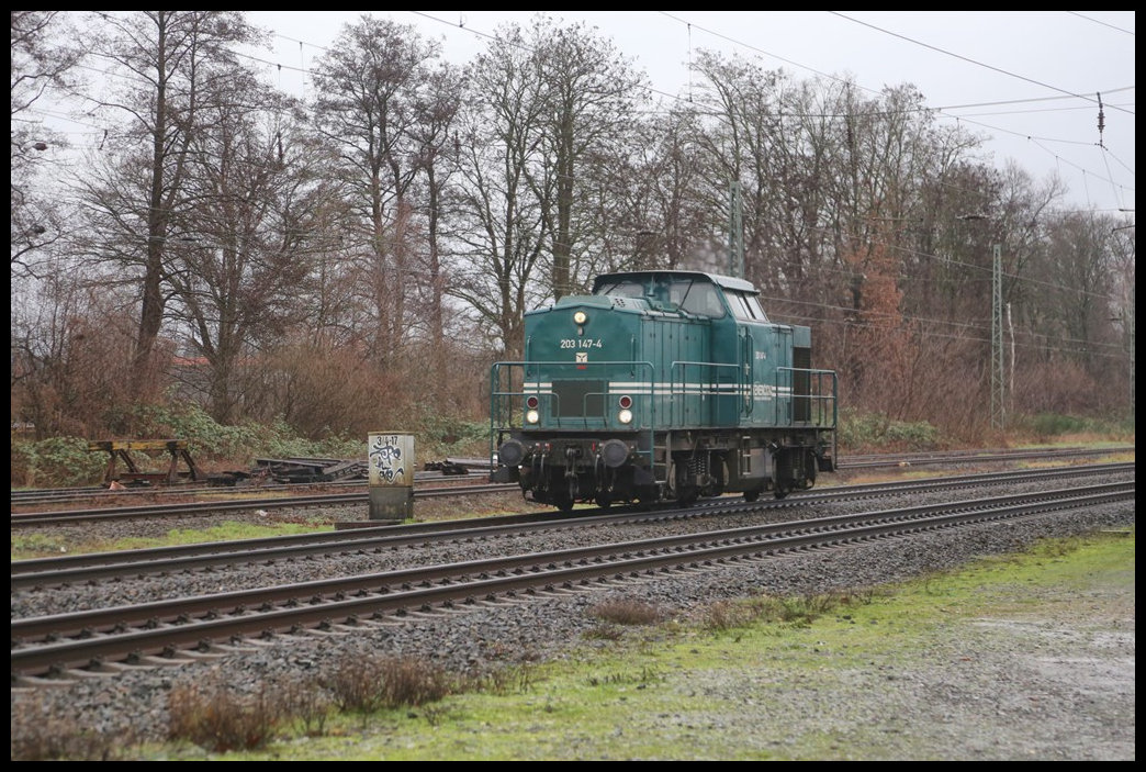 Langsam, im Blockabstand zu einem vorausfahrenden Güterzug in Richtung Münster, kam am 11.1.2023 um 12.11 Uhr die Enercon 203147-4 solo über die Rollbahn durch den Bahnhof Kattenvenne.