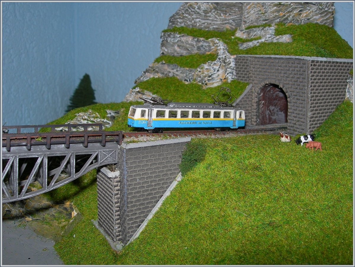 Langsam nimmt nicht nur die Landschaft Gestalt an, sondern auch  Farbe  - mein Ze Bhe 2/4 204 auf Bergfahrt Sommerabschnitt. 
21. Nov. 2016