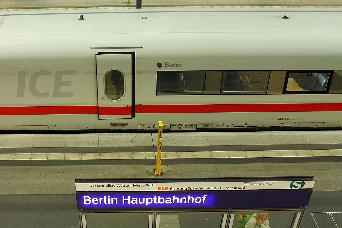 Langsam öffnet sich die Tür.
Bonn ist in Berlin angekommen, aber keine Angst, ist bloß der Bereitstellungstriebfahrzeugführer, der den ICE 944 nach Düsseldorf Hbf am 13.09.2015 in Berlin Hbf bereitstellt.
