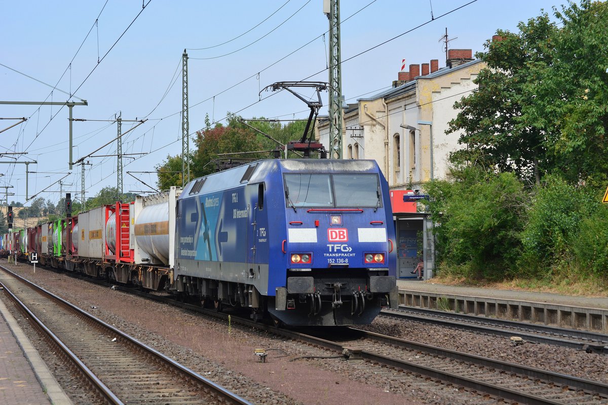 Langsam rollt 152 136-8 mit einem Containerzug durch Wefensleben. Vor dem Bahnübergang direkt hinter dem Bahnhof wurde vor einiger Zeit eine Langsamfahrstelle mit 20km/h errichtet. Grund dafür sind die engen Kurven vor und hinter dem Bahnübergang auf der Straße wo sich die Lkw schonmal in die Quere kommen.

Wefensleben 21.07.2018