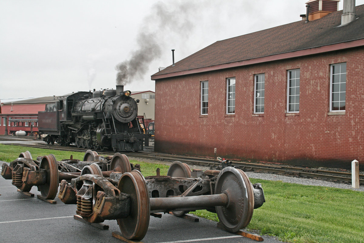 Langsam rollt am 17. Mai 2018 die Baldwin Maschine Nr. 90 der Strasburg Rail Road an den historischen Personenzug. Mehrmals wird sie dann im laufe des Tages zwischen Straßburg und Paradise pendeln. Die kleine Museumsbahn liegt in Pennsylvania / USA.