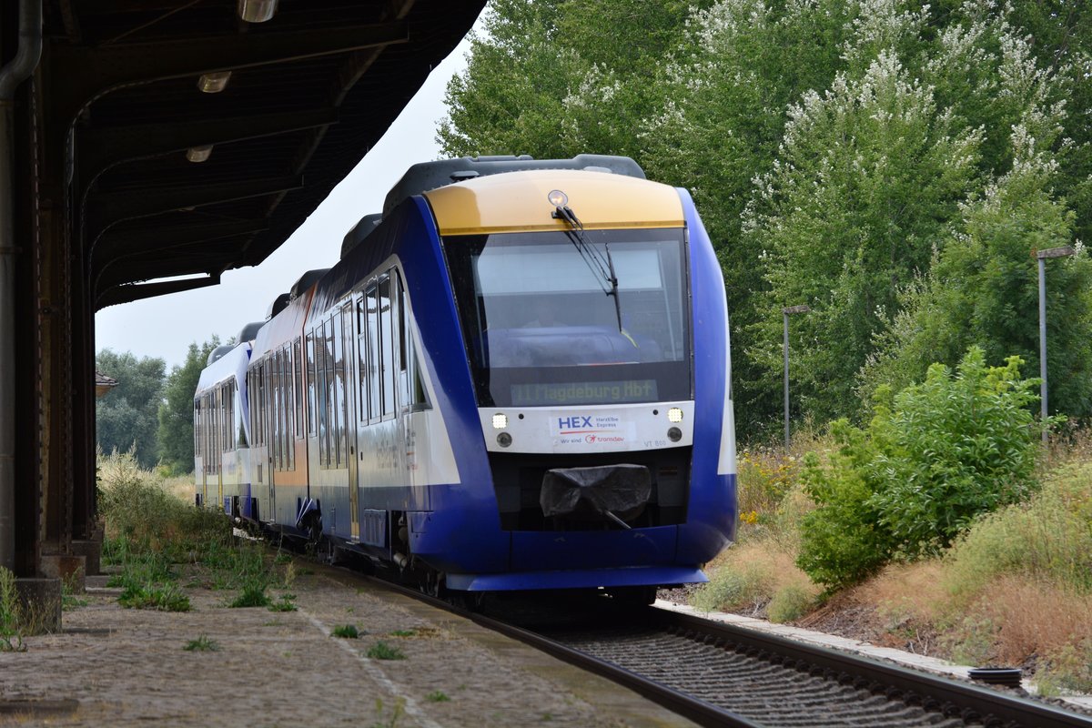Langsam rollt der VT800 als HEX11 ans Hauptsignal. Durch einen defekten Bahnübergang der nicht mehr geschlossen hat wurde in Richtung Magdeburg auf Befehl gefahren und auch auf Vorbeifahrt am Haltzeigenden Signal da die Signale in Blumenberg keine Ersatzsignale haben. Schon bald alles Geschichte. Der Harz-Elbe-Express wird zum Fahrplanwechsel vom Schienennetz verschwinden, denn Abellio hat die Ausschreibungen beider Lose für das Dieselnetz Sachsen-Anhalt für sich entscheiden können. Nicht nur der HEX wird hier Vergangenheit sein denn ab kommenden Fahrplanwechsel wird der Halt in Blumenberg aufgeben. Zur Zeit wird nur noch bei Bedarf gehalten. Ab 2020 wird die Strecke auf 120km/h durchgängig umgebaut und Blumenberg auf ESTW umgebaut. Somit werden auch die mechanischen Stellwerke und Formsignale verschwinden sondern wohl auch die Bahnsteige in Blumenberg. Von der einsitigen Bedeutung als Knotenpunkt dürfte nach dem Umbau nichts mehr zu sehen sein. In Blumenberg trafen sich die Strecken Blumenberg-Wanzleben-Eilsleben, Blumenberg-Schönebeck, sowie Blumenberg-Egeln-Staßfurt welche zwischen 1999 und 2002 alle samt stillgelegt wurden und somit nur noch die Verbindung Magdeburg-Halle blieb. 

Blumenberg 21.07.2018