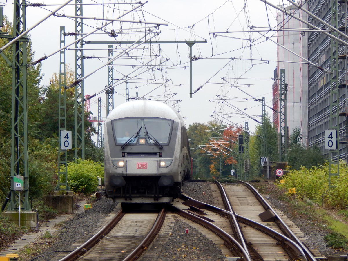 Langsam schlängelt sich ein IC in Köln Messe Deutz tief in den Bahnhof.

Köln Deutz 17.10.2015