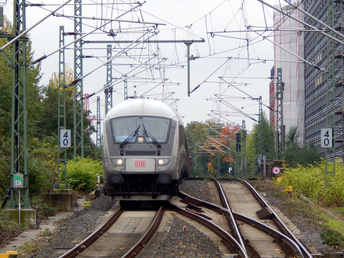 Langsam schlängelt sich ein IC in Köln Messe Deutz tief in den Bahnhof.

Köln Deutz 17.10.2015