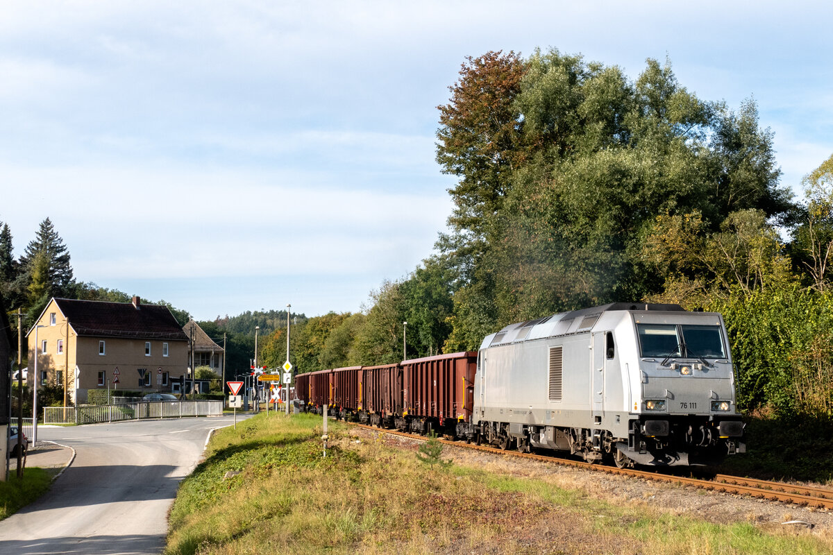 Langsam setzte sich SWT 76 111 mit ihrem Schrottzug nach Könitz am 02.10.2021 in Loitsch-Hohenleuben in Bewegung.