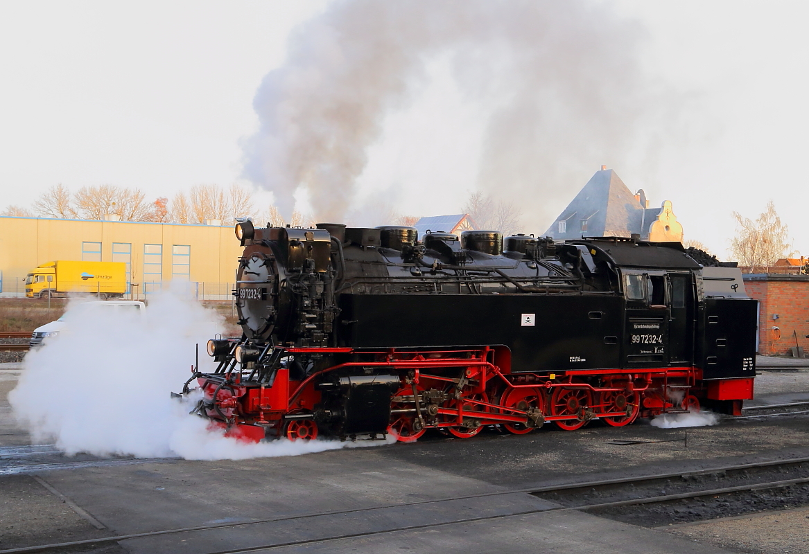 Langsam wird es Ernst, die Zylinderentwässerungen von 99 7232 (hier noch in der Lokeinsatzstelle) werden durchgeblasen, um Kondensat zu entfernen und die Arbeitszylinder vorzuwärmen. Danach setzt sie sich in Bewegung, um den im Wernigeröder Bahnhof bereits bereitgestellten IG HSB-Sonder-PmG nach Hasselfelde zu übernehmen. (Aufnahme vom 25.02.2017)