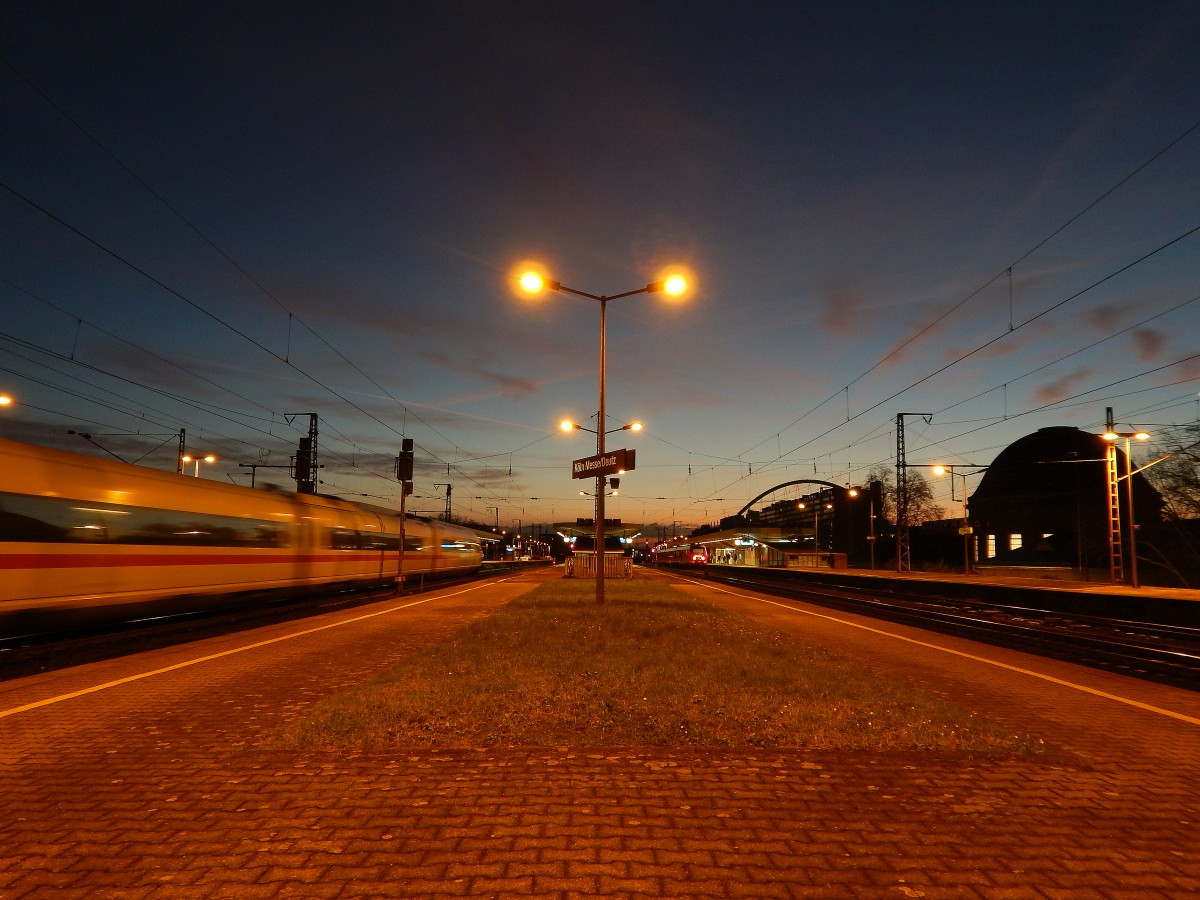 Langsam wirds hell in Köln Deutz und der Sonnenaufgang beginnt.

Köln Deutz 20.12.2014