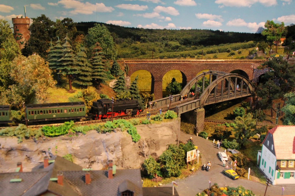 Langsame Fahrt über die Baustelle  Waldschluchtbrücke 

Anlage  Von Birkenthal nach Waldaue, Spur TT
Datum:13.04.2014