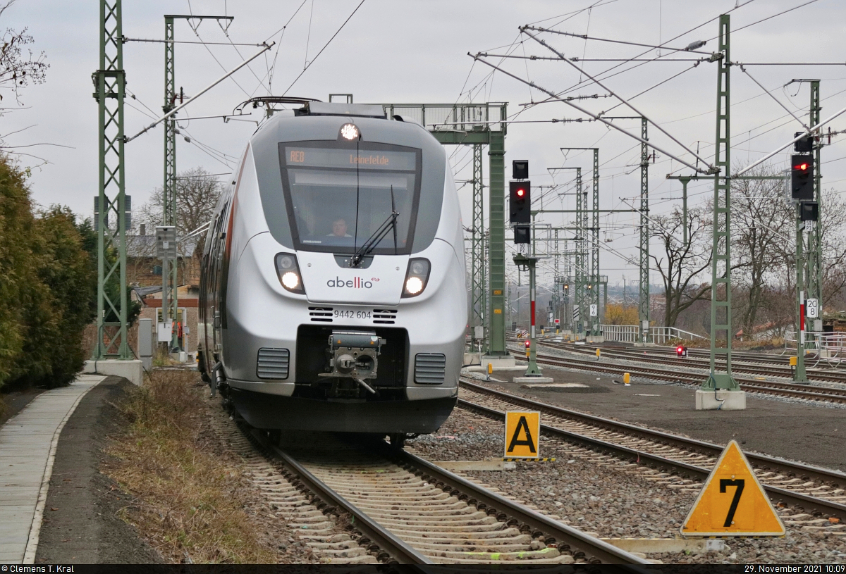 Langsamfahrt mit 70 km/h: 9442 604 (Bombardier Talent 2) passiert die Großbaustelle im Bahnhof Angersdorf.
Aufgenommen am Ende des Bahnsteigs 1.

🧰 Abellio Rail Mitteldeutschland GmbH
🚝 RE 74724 (RE8) Halle(Saale)Hbf–Leinefelde
🚩 Bahnstrecke Halle–Hann. Münden (KBS 590)
🕓 29.11.2021 | 10:09 Uhr