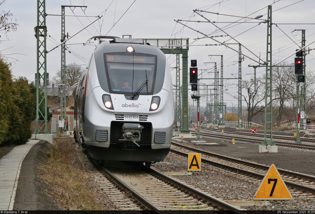 Langsamfahrt mit 70 km/h: 9442 604 (Bombardier Talent 2) passiert die Großbaustelle im Bahnhof Angersdorf.
Aufgenommen am Ende des Bahnsteigs 1.

🧰 Abellio Rail Mitteldeutschland GmbH
🚝 RE 74724 (RE8) Halle(Saale)Hbf–Leinefelde
🚩 Bahnstrecke Halle–Hann. Münden (KBS 590)
🕓 29.11.2021 | 10:09 Uhr