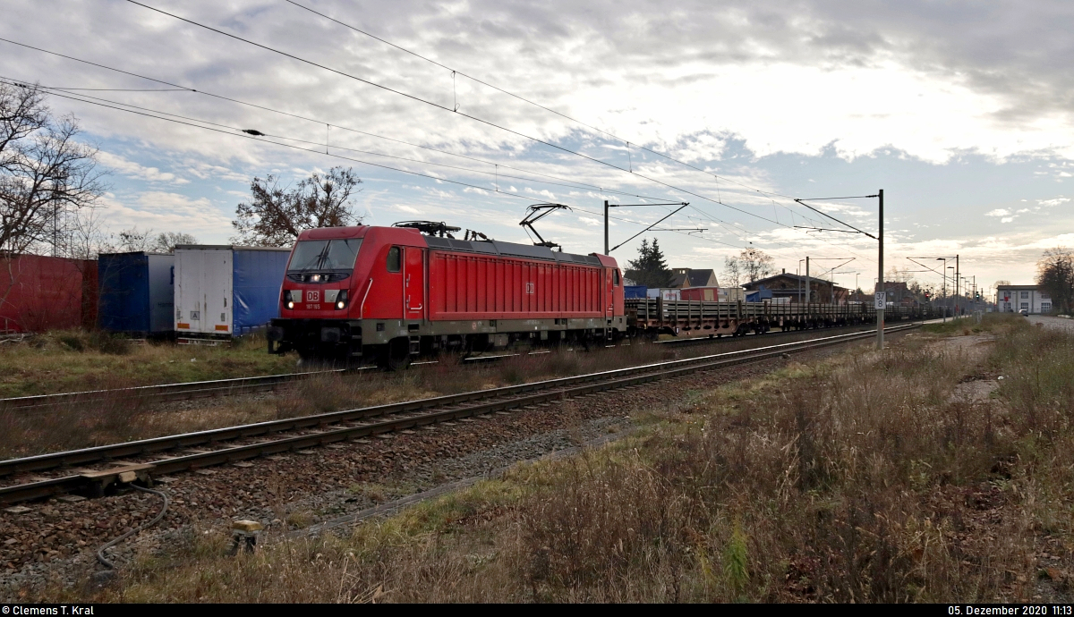 Langschienenzug mit 187 165-6 unterwegs in Raguhn Richtung Dessau.
Aufgenommen im Gegenlicht.

🧰 DB Cargo
🚩 Bahnstrecke Trebnitz–Leipzig (KBS 251)
🕓 5.12.2020 | 11:13 Uhr