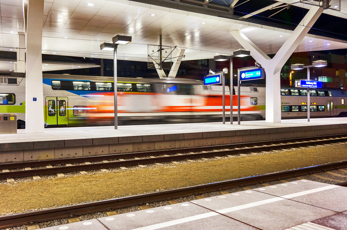 Langzeitbelichtung einer 1163 bei einer Verschubfahrt im Salzburger Hbf.
Aufgenommen am 10.12.2016.