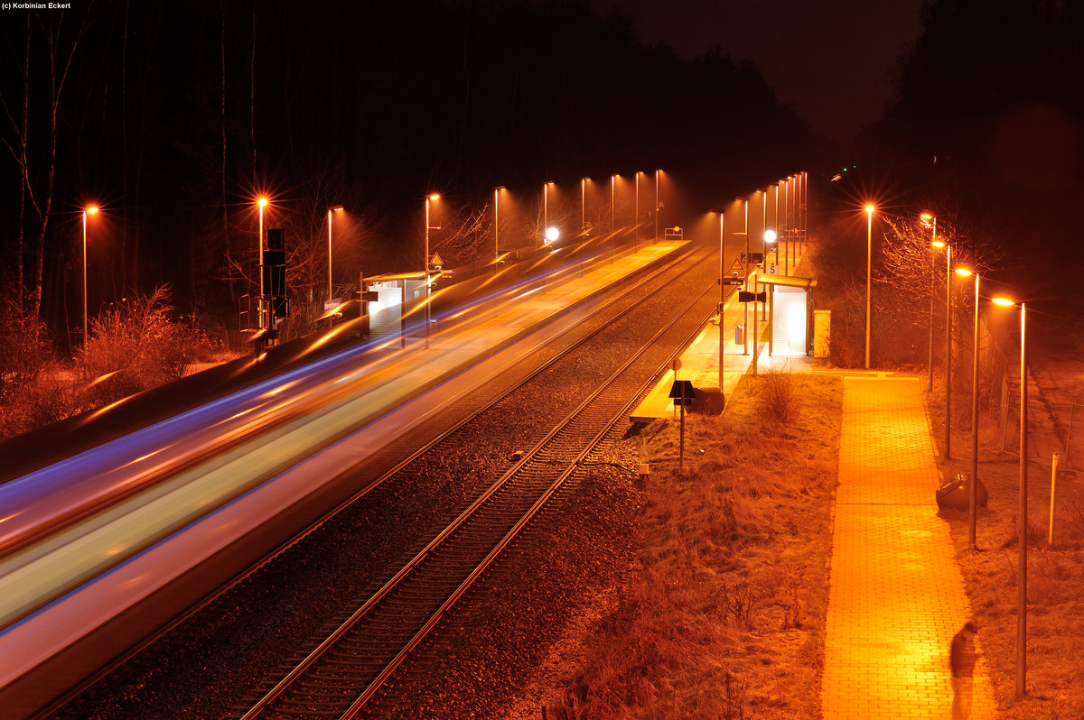 Langzeitbelichtung: 223 063 mit den ALX84116 (München Hbf - Hof Hbf) bei der Abfahrt in Altenstadt (Waldnaab), 23.12.2015