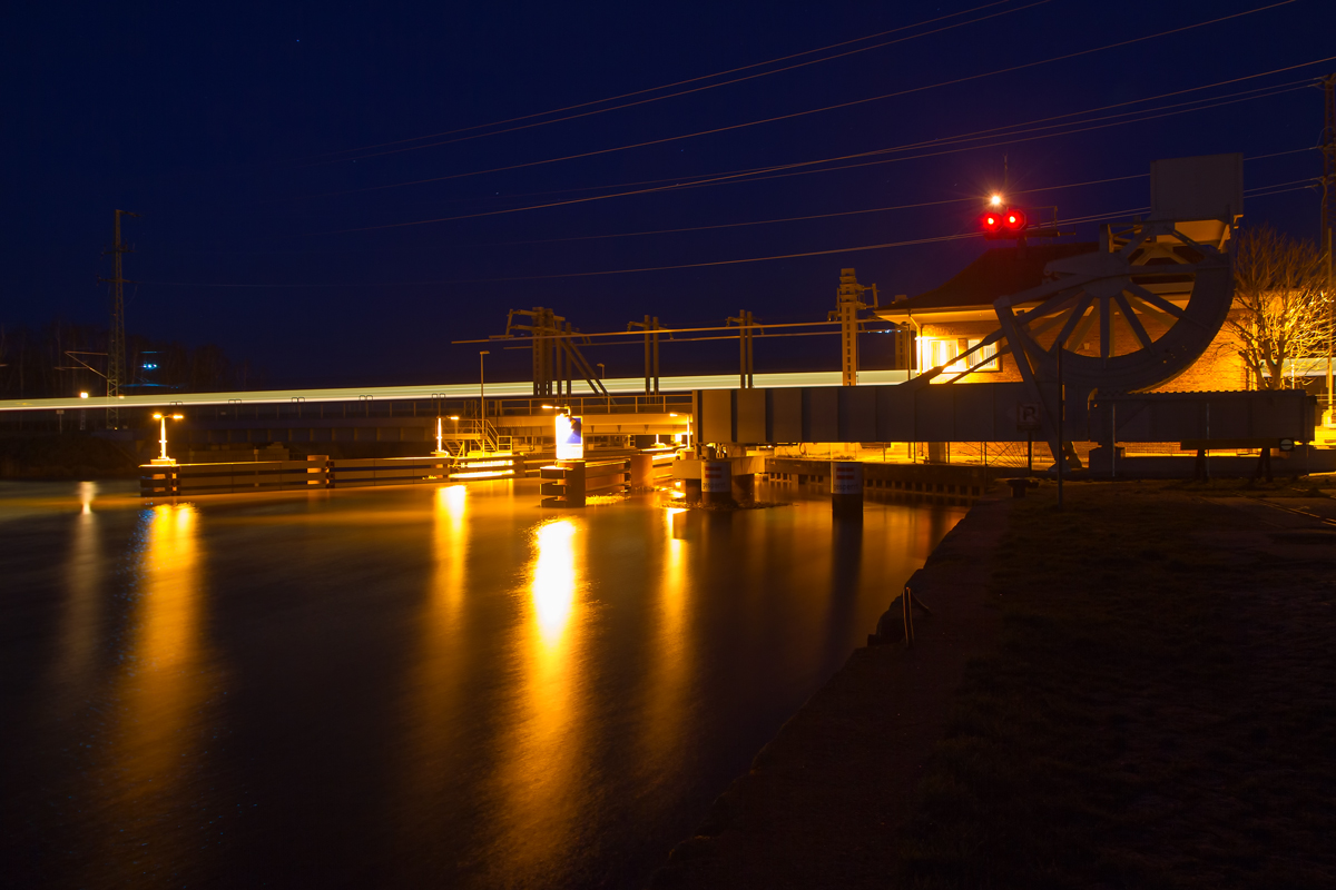 Langzeitbelichtung der Anklamer Peeneklappbrücke mit Lichtstreifen des ECs nach Stralsund. - 17.01.2014
