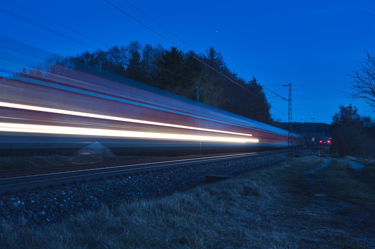 Langzeitbelichtung beim RE (München Hbf - Nürnberg Hbf) bei Postbauer-Heng, 15.02.2020