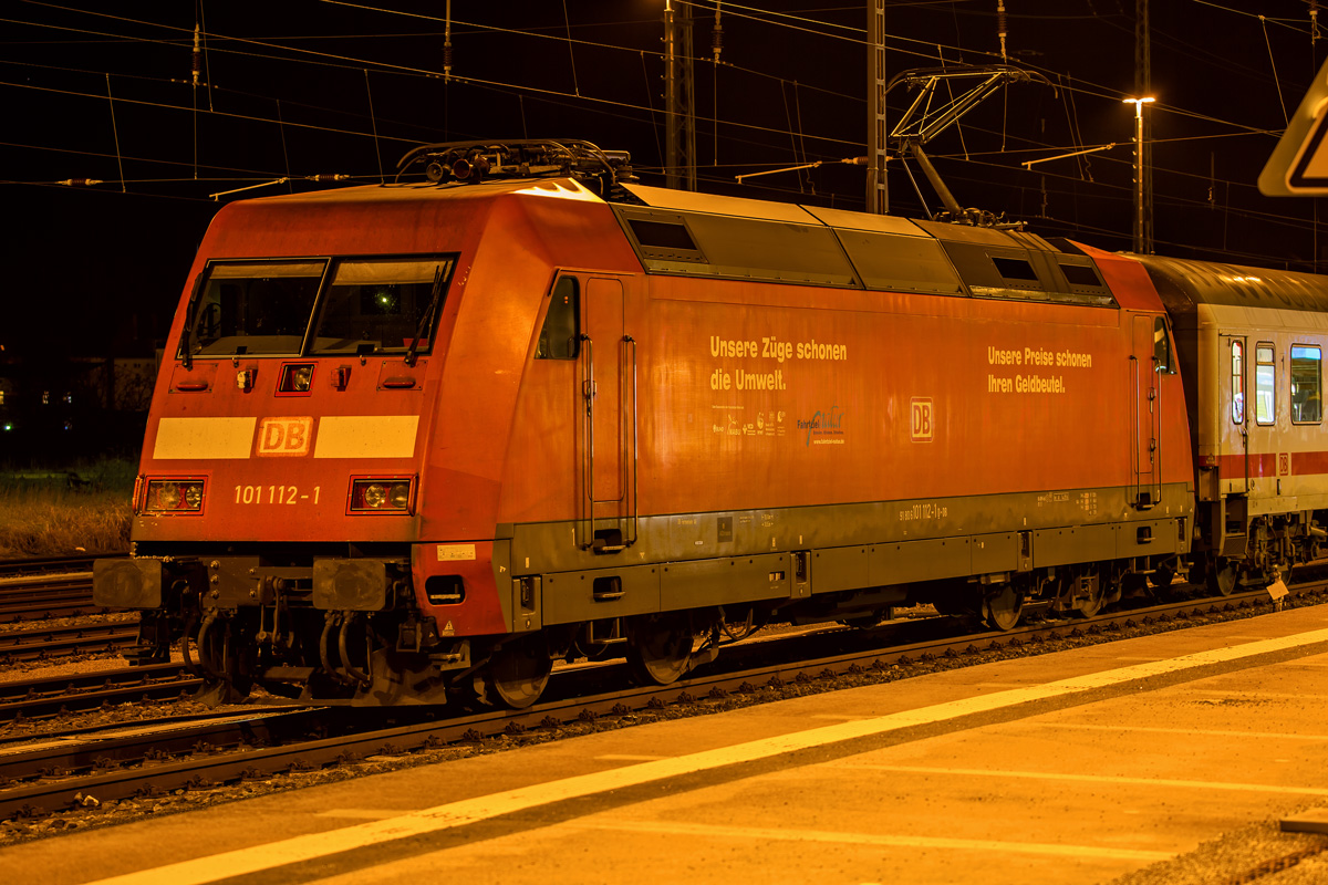 Langzeitbelichtung der DB Werbelok mit abgestellten IC in Stralsund. - 08.03.2017