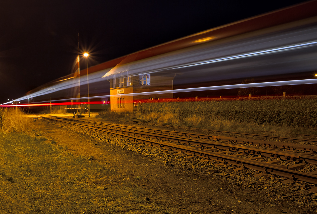 Langzeitbelichtung des Torgelower Stellwerks über das der RE 6 seine Lichtstreifen zieht. - 07.10.2014