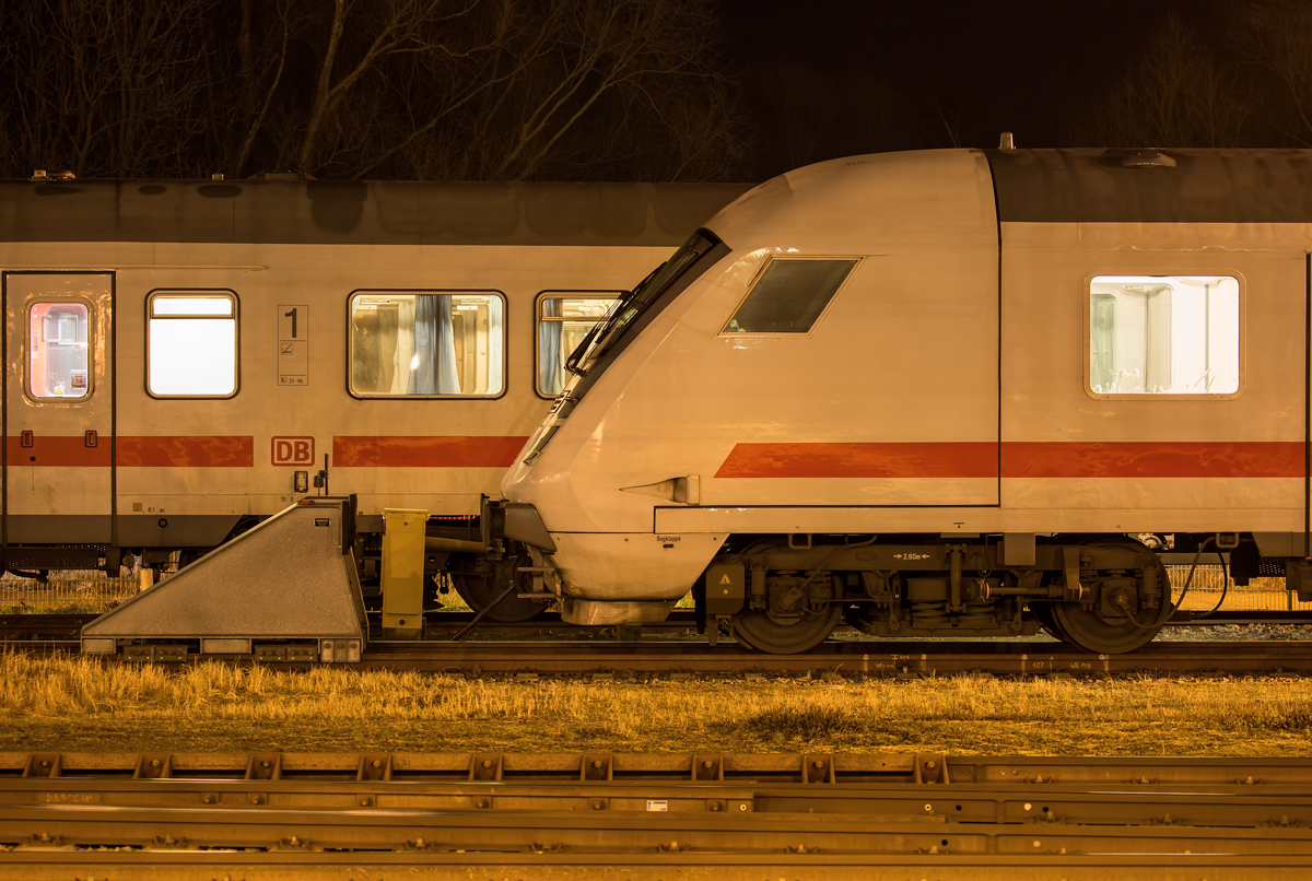 Langzeitbelichtung eines abgestellten IC's am Gleisabschluss in Stralsund. -  08.03.2017 - Vom Bahnsteig 6 aufgenommen.