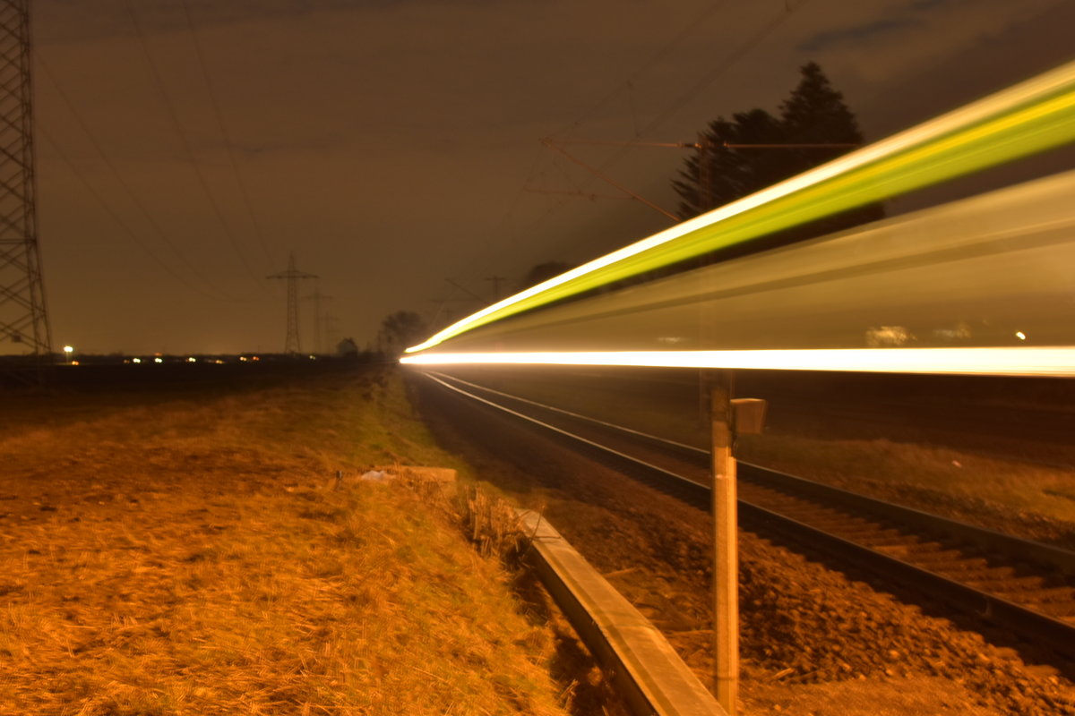 Langzeitbelichtung einer in Herrath einfahrenden RB33 am Abend des 2.2.2017.