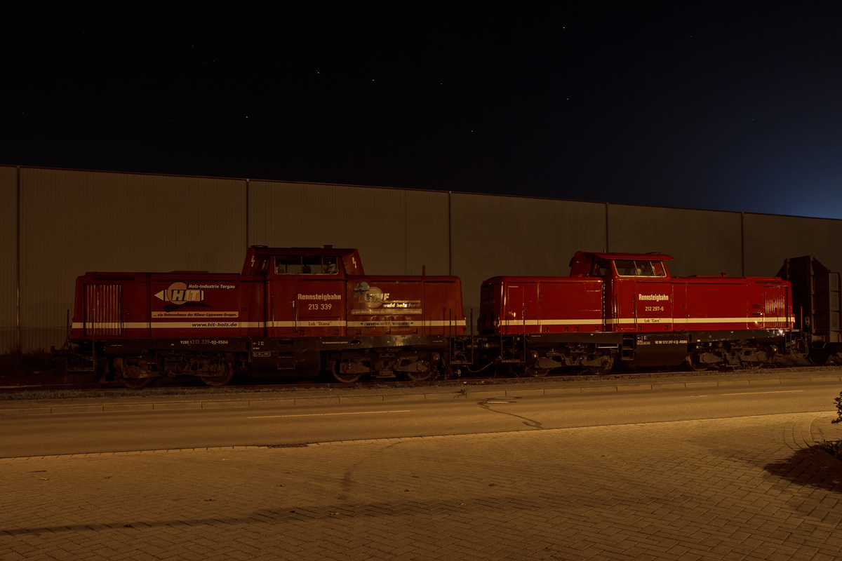 Langzeitbelichtung mit den Loks „Diana  und „Caro  der Rennsteigbahn, die in Torgelow unter dem Sternbild des Großen Wagens stehen. 27.10.2014