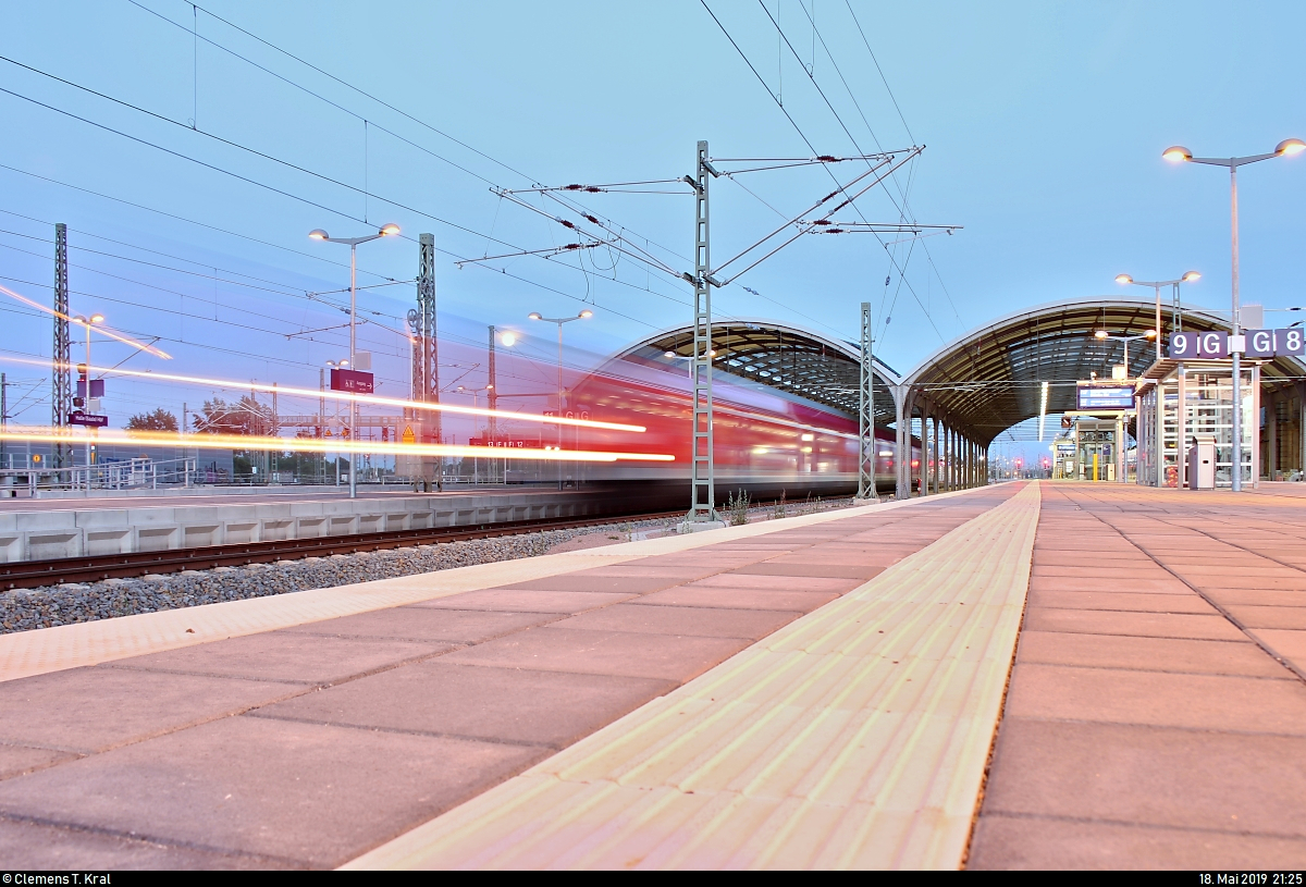 Langzeitbelichtung mit Mondlicht von 146 0?? der Elbe-Saale-Bahn (DB Regio Südost) als RE 16336 (RE30) nach Magdeburg Hbf, der seinen Startbahnhof Halle(Saale)Hbf auf Gleis 10 E-G.
[18.5.2019 | 21:25 Uhr]