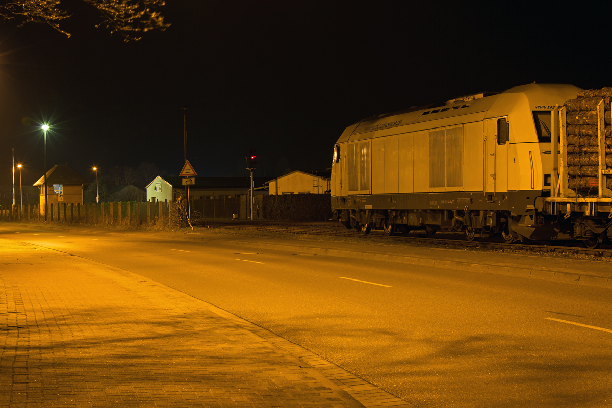 Langzeitbelichtung der Siemens Lok ER 20D und dem Torgelower Befehlsstellwerk. - 16.03.2015

