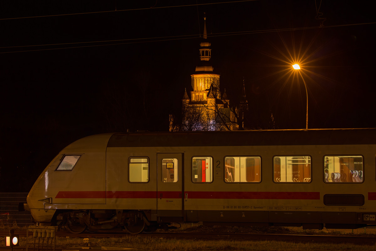 Langzeitbelichtung in Stralsund mit abgestellten IC und der St.-Marien-Kirche im Hintergrund. - 08.03.2017