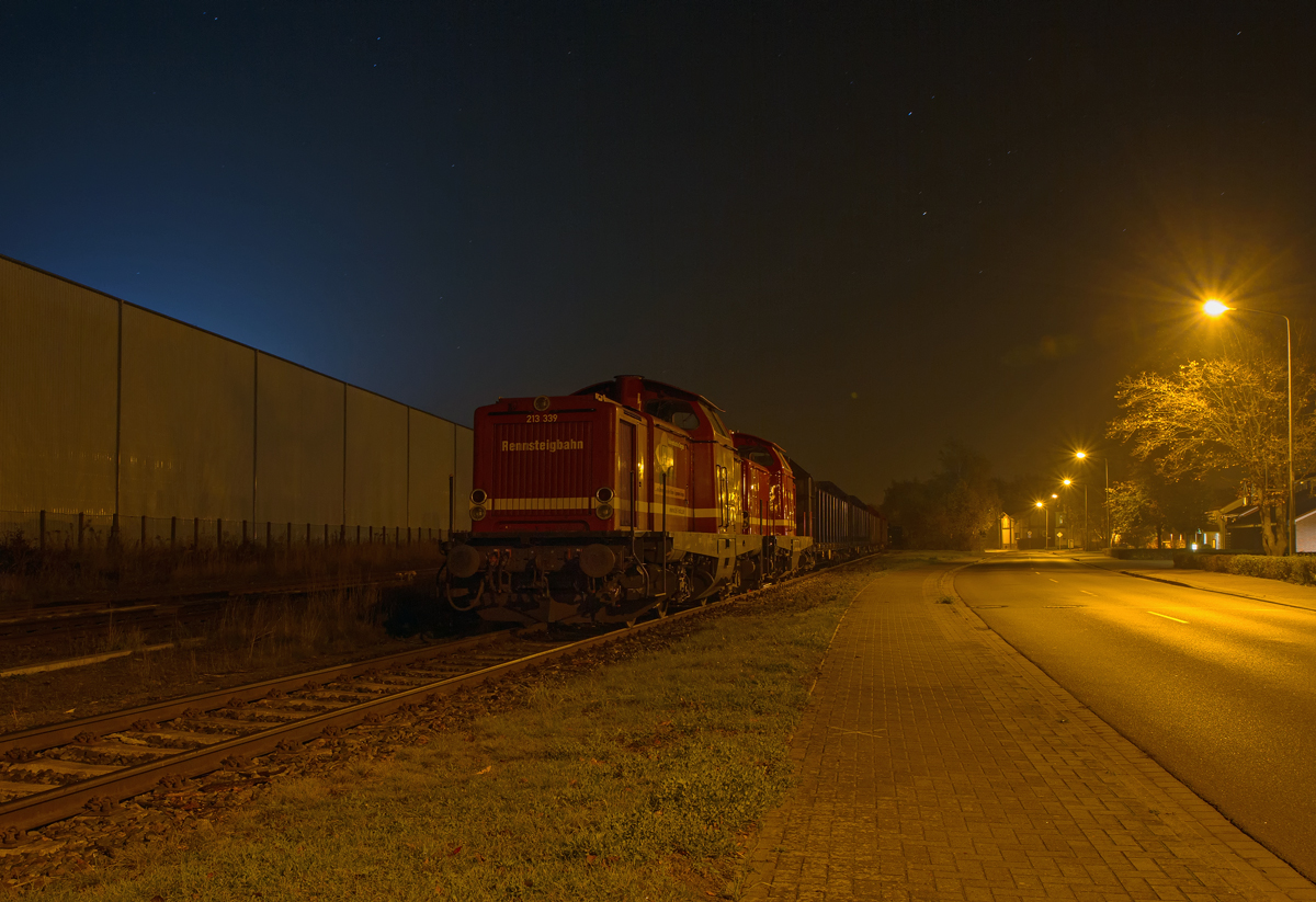 Langzeitbelichtung zweier Loks der Rennsteigbahn auf der Torgelower Ladestrasse mit einem Holzzug. - 27.10.2014