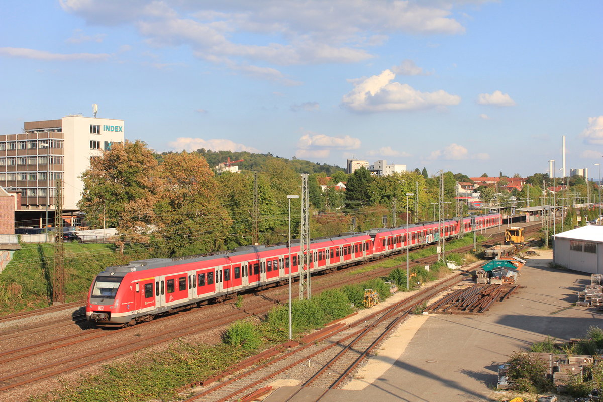 Langzug angeführt von 430 514 als S1 Kirchheim-Herrenberg am 11.09.2020 in Oberesslingen. 