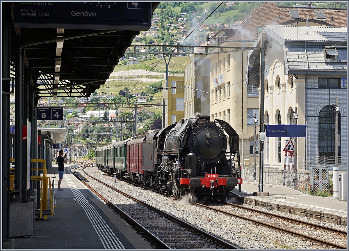 L'Association 141R568 kümmert sich in Vallorbe um die ehemalige SNCF Dampflok 141 R 568 und bietet regemässig ausgehende Rundfahrten an. Das Bild zeigt die von Baldwin 1945 gebaute Lok beim Zurückstossen ihres Extrazugs in Vevey anlässlich des Besuches bei der Blonay-Chamby Bahn. 

8. Juni 2019
